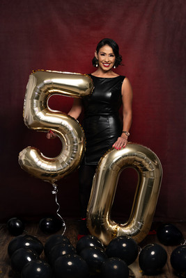 Mujer celebrando su cumpleaños 50 con fotos profesionales en estudio fotográfico de Puerto Rico.