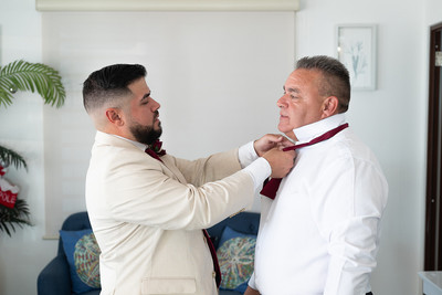 Novio arreglándose junto a su padre antes de la boda en Aguada, Puerto Rico.