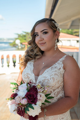 Retrato de la novia en su boda de destino en Puerto Rico.
