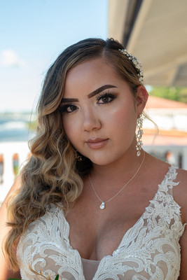 Retrato de la novia en su boda de destino en Puerto Rico.
