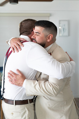 Novio arreglándose junto a su padre antes de la boda en Aguada, Puerto Rico.