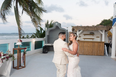 Pareja bailando su primer baile en una boda de destino en Aguada, PR.
