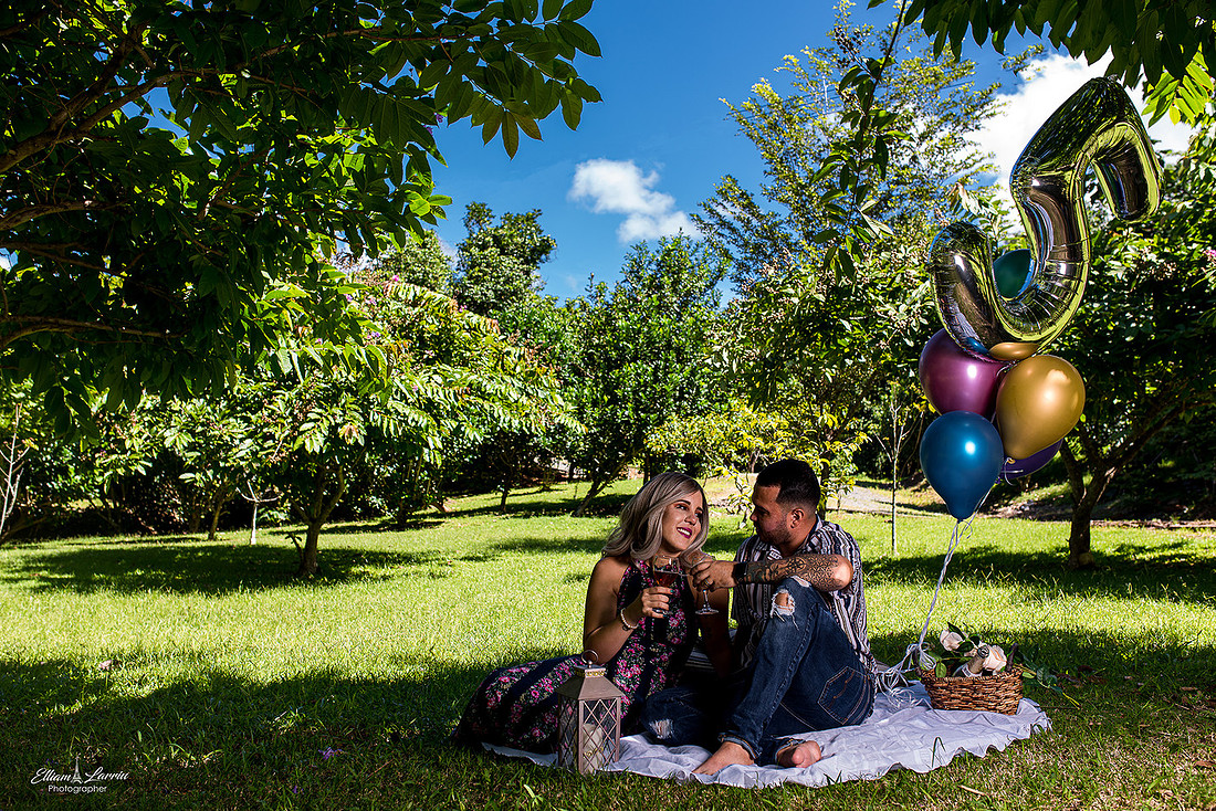 Asley y Denis celebrando su quinto aniversario 