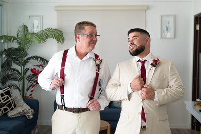 Novio arreglándose junto a su padre antes de la boda en Aguada, Puerto Rico.
