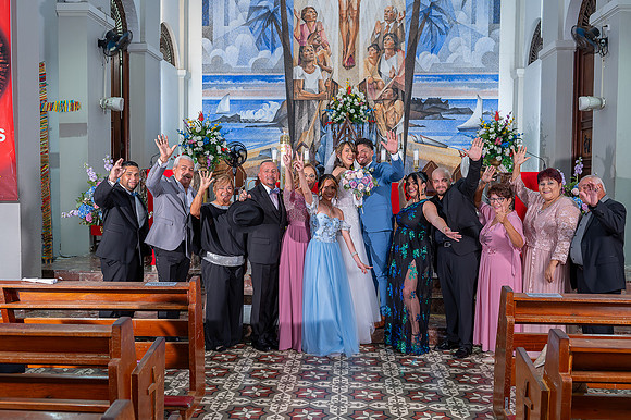 Novia caminando al altar con su padre en la iglesia San Antonio de Padua, Isabela PR.