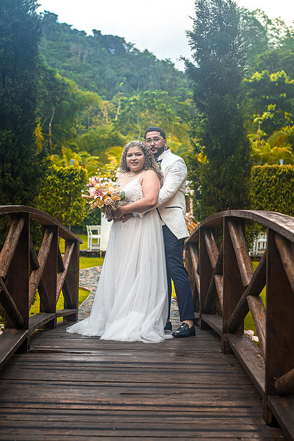 "Novios posando en el puente sobre el río en Bungalow Aguada"