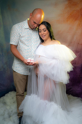 Fondo de estudio con arcoíris y nubes para fotografía de maternidad en Puerto Rico