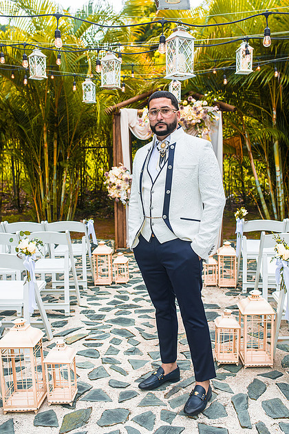 "Novios Elizabeth y Edgard en su boda en Bungalow Aguada, Puerto Rico"