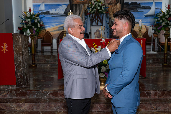 Novia caminando al altar con su padre en la iglesia San Antonio de Padua, Isabela PR.