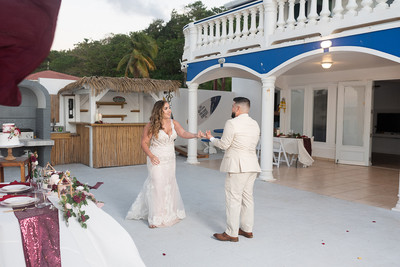 Pareja bailando su primer baile en una boda de destino en Aguada, PR.
