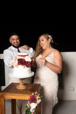 Pareja bailando su primer baile en una boda de destino en Aguada, PR.
