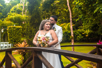 "Novios posando en el puente sobre el río en Bungalow Aguada"