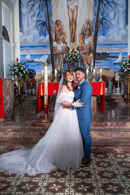 Novia caminando al altar con su padre en la iglesia San Antonio de Padua, Isabela PR.