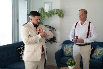 Novio arreglándose junto a su padre antes de la boda en Aguada, Puerto Rico.