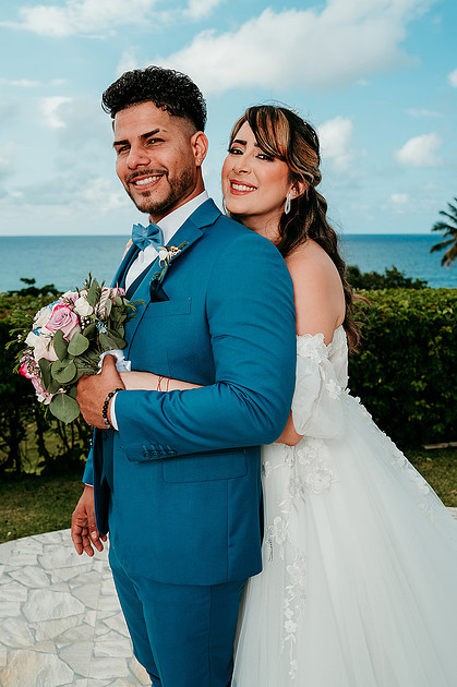  Salón de bodas en Hotel Guajataca decorado con tonos azules y violetas.