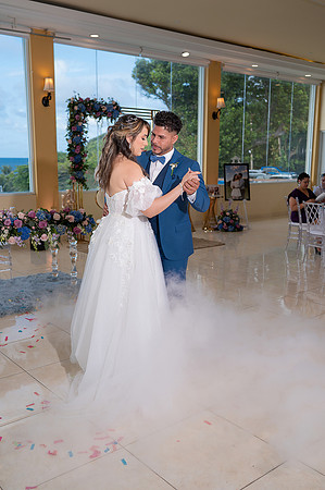  Salón de bodas en Hotel Guajataca decorado con tonos azules y violetas.