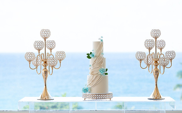  Salón de bodas en Hotel Guajataca decorado con tonos azules y violetas.