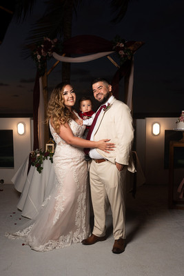 Pareja bailando su primer baile en una boda de destino en Aguada, PR.

