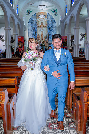 Novia caminando al altar con su padre en la iglesia San Antonio de Padua, Isabela PR.