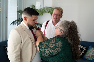 Novio arreglándose junto a su padre antes de la boda en Aguada, Puerto Rico.