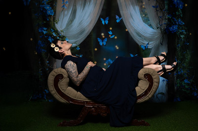  Retrato de mujer embarazada con fondo natural de bosque en estudio