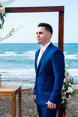 "Pareja intercambiando votos en una boda al aire libre en Aguada, Puerto Rico."