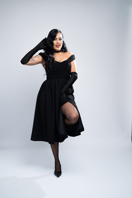 Mujer celebrando su cumpleaños 30 en sesión de fotos con ropa negra elegante en Puerto Rico