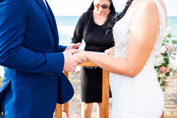 "Pareja intercambiando votos en una boda al aire libre en Aguada, Puerto Rico."