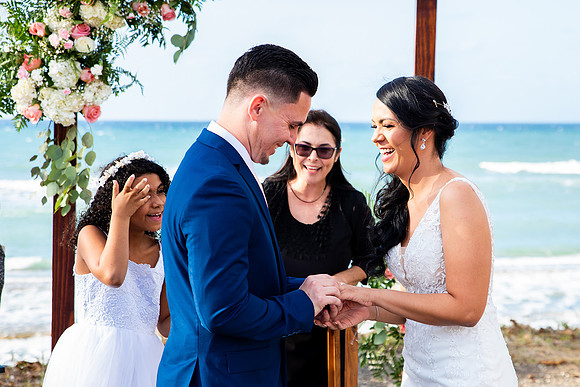 "Pareja intercambiando votos en una boda al aire libre en Aguada, Puerto Rico."