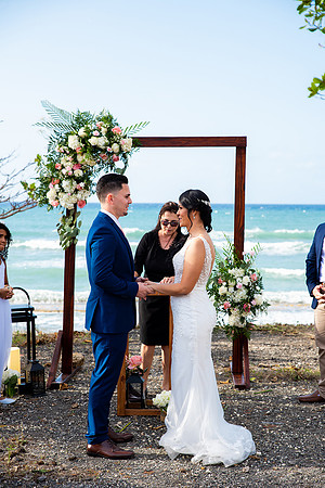 "Pareja intercambiando votos en una boda al aire libre en Aguada, Puerto Rico."