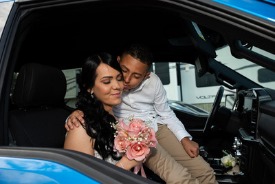 "Pareja intercambiando votos en una boda al aire libre en Aguada, Puerto Rico."