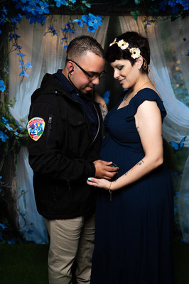 Sesión de maternidad en Puerto Rico con pareja abrazando el vientre