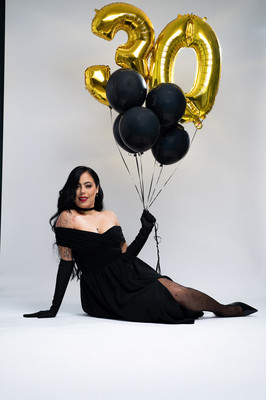 Mujer celebrando su cumpleaños 30 en sesión de fotos con ropa negra elegante en Puerto Rico
