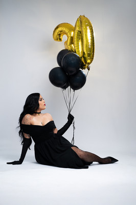 Mujer celebrando su cumpleaños 30 en sesión de fotos con ropa negra elegante en Puerto Rico