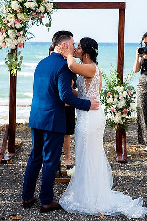 "Pareja intercambiando votos en una boda al aire libre en Aguada, Puerto Rico."