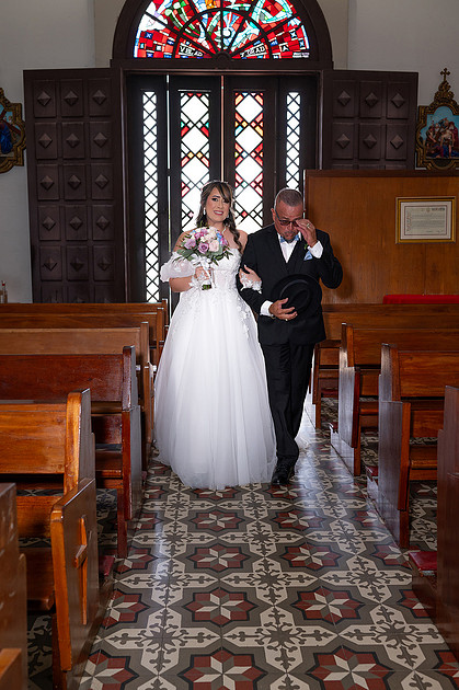 Novia caminando al altar con su padre en la iglesia San Antonio de Padua, Isabela PR.