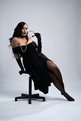 Mujer celebrando su cumpleaños 30 en sesión de fotos con ropa negra elegante en Puerto Rico