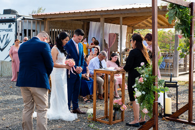 "Pareja intercambiando votos en una boda al aire libre en Aguada, Puerto Rico."