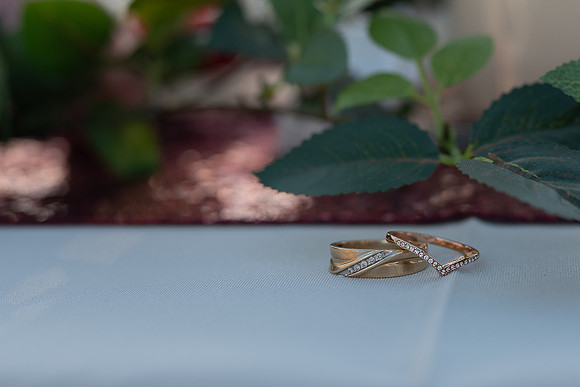 Alianzas de boda doradas sobre una superficie elegante, capturando la esencia del compromiso eterno.