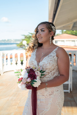 Retrato de la novia en su boda de destino en Puerto Rico.
