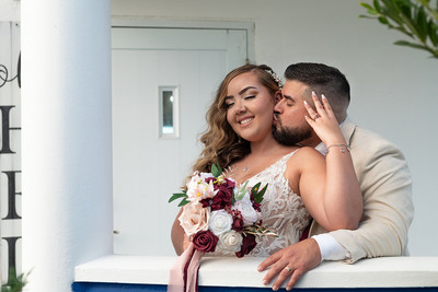 Recién casados posando en la playa con un atardecer dorado en Puerto Rico.
