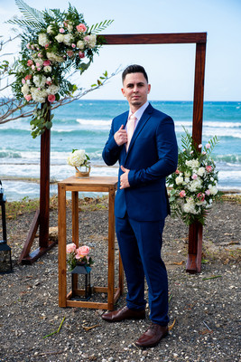 "Pareja intercambiando votos en una boda al aire libre en Aguada, Puerto Rico."