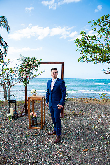 "Pareja intercambiando votos en una boda al aire libre en Aguada, Puerto Rico."
