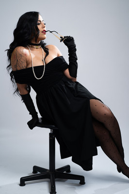 Mujer celebrando su cumpleaños 30 en sesión de fotos con ropa negra elegante en Puerto Rico